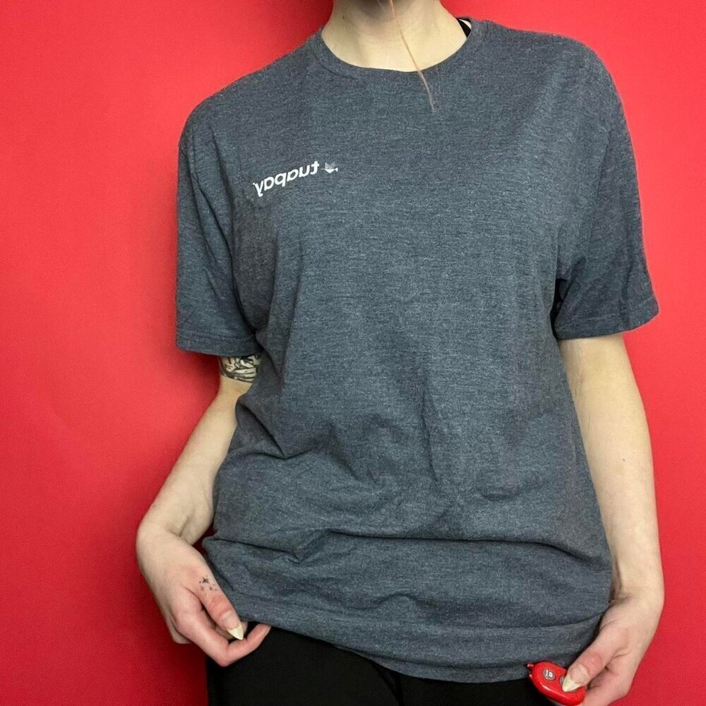 Gildan / Dark grey blue unisex fit tee shirt with branding on chest 🩶💙